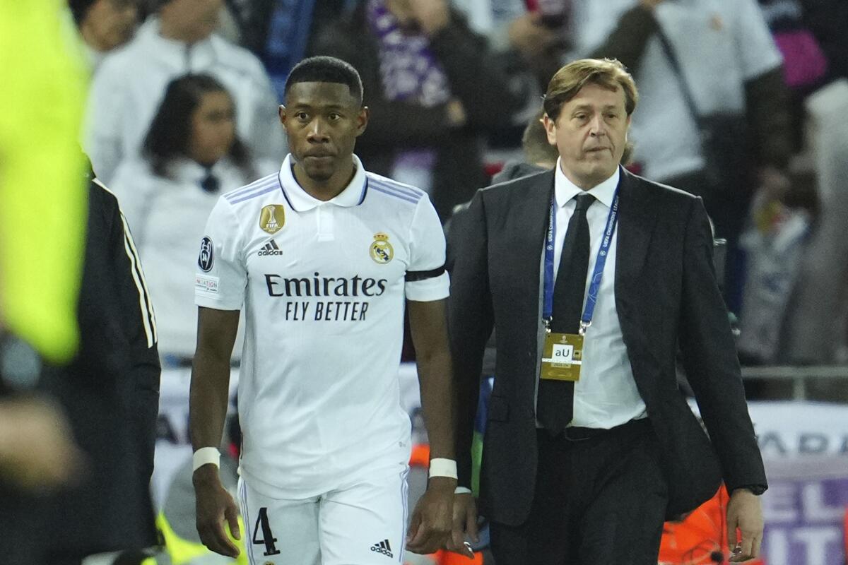 El jugador del Real Madrid David Alaba abandona el terreno de juego tras ser sustituido durante el partido de ida