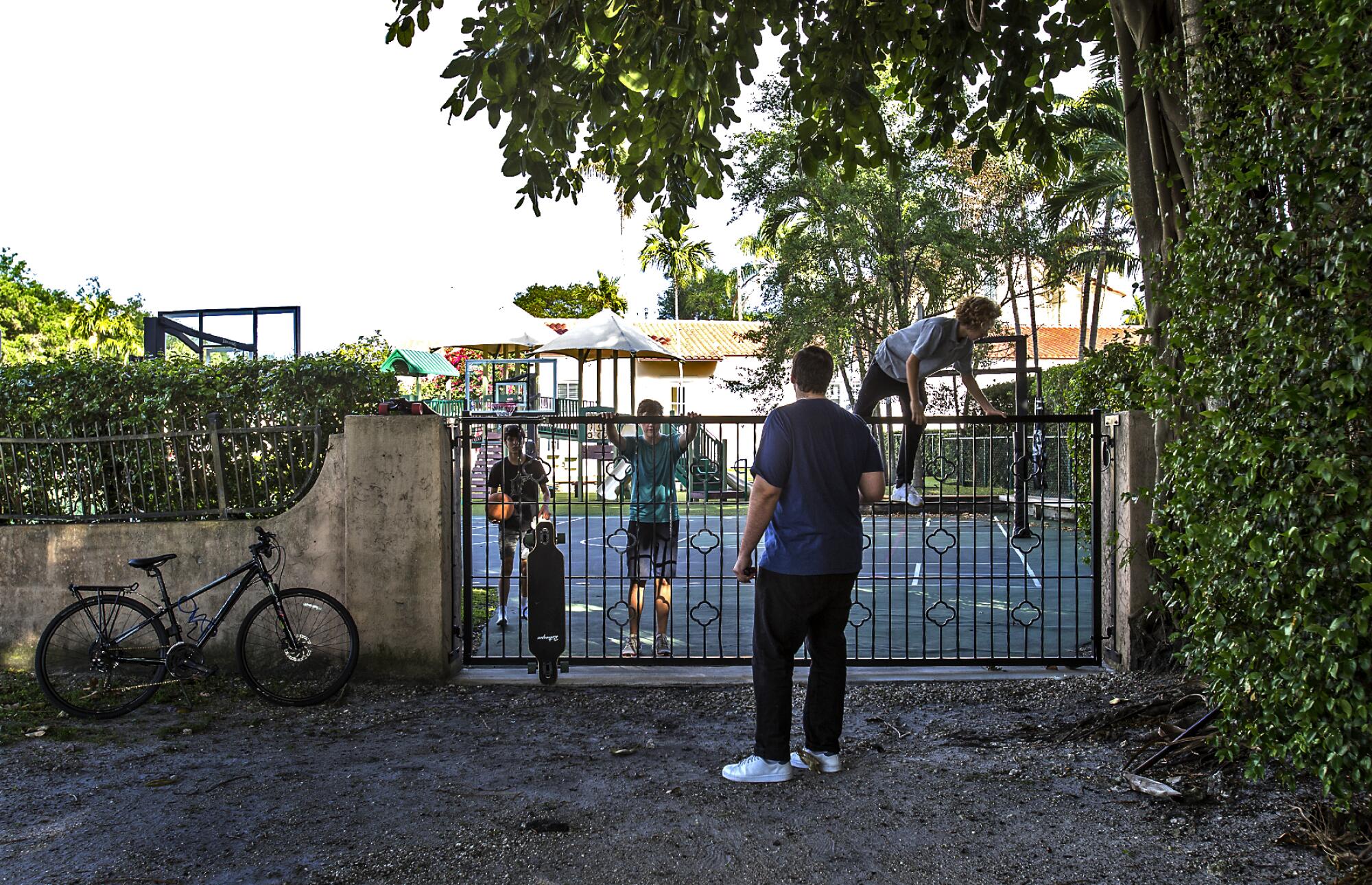 Sahdev habla con los muchachos del vecindario que vinieron a jugar en la cancha de baloncesto de la iglesia.