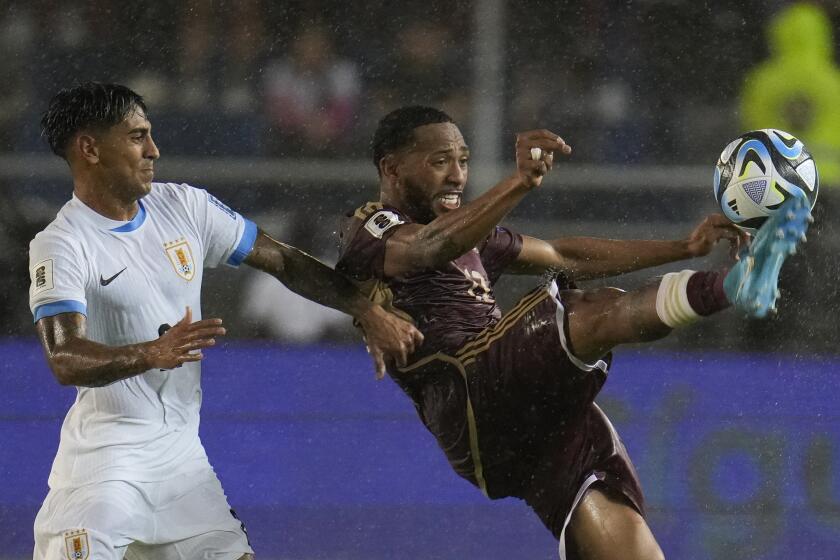 Jorge Martínez, de la selección de Venezuela, controla un balón delante de Facundo Torres, de Uruguay, durante un partido de la eliminatoria mundialista, el martes 10 de septiembre de 2024, en Maturín (AP Foto/Ariana Cubillos)