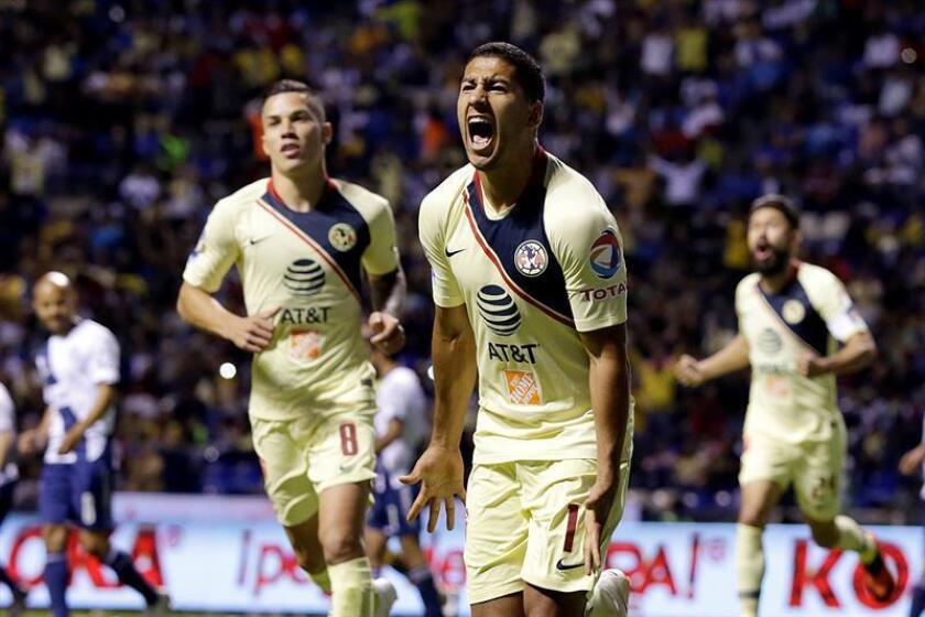 El jugador de América Cecilio Domínguez (c), festeja después de anotar ante Puebla, el viernes 21 de septiembre de 2018. EFE/Archivo