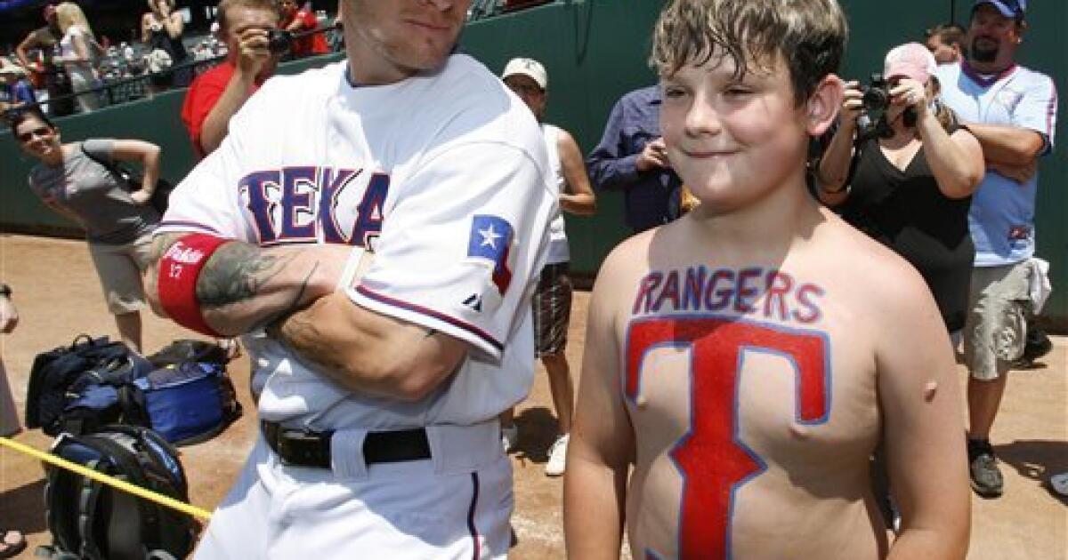 Josh Hamilton Injury: Rangers Star Leaves Game With Back Stiffness