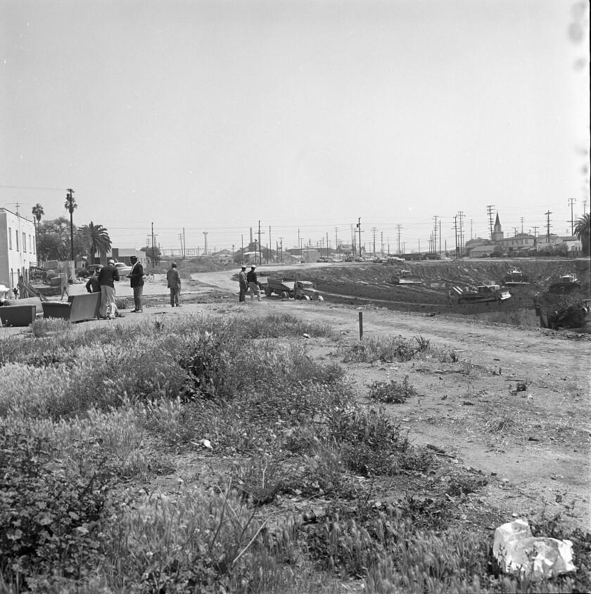 ساکنان محله پیکو در سانتا مونیکا ساخت بین ایالتی 10 را در سال 1964 تماشا کردند.