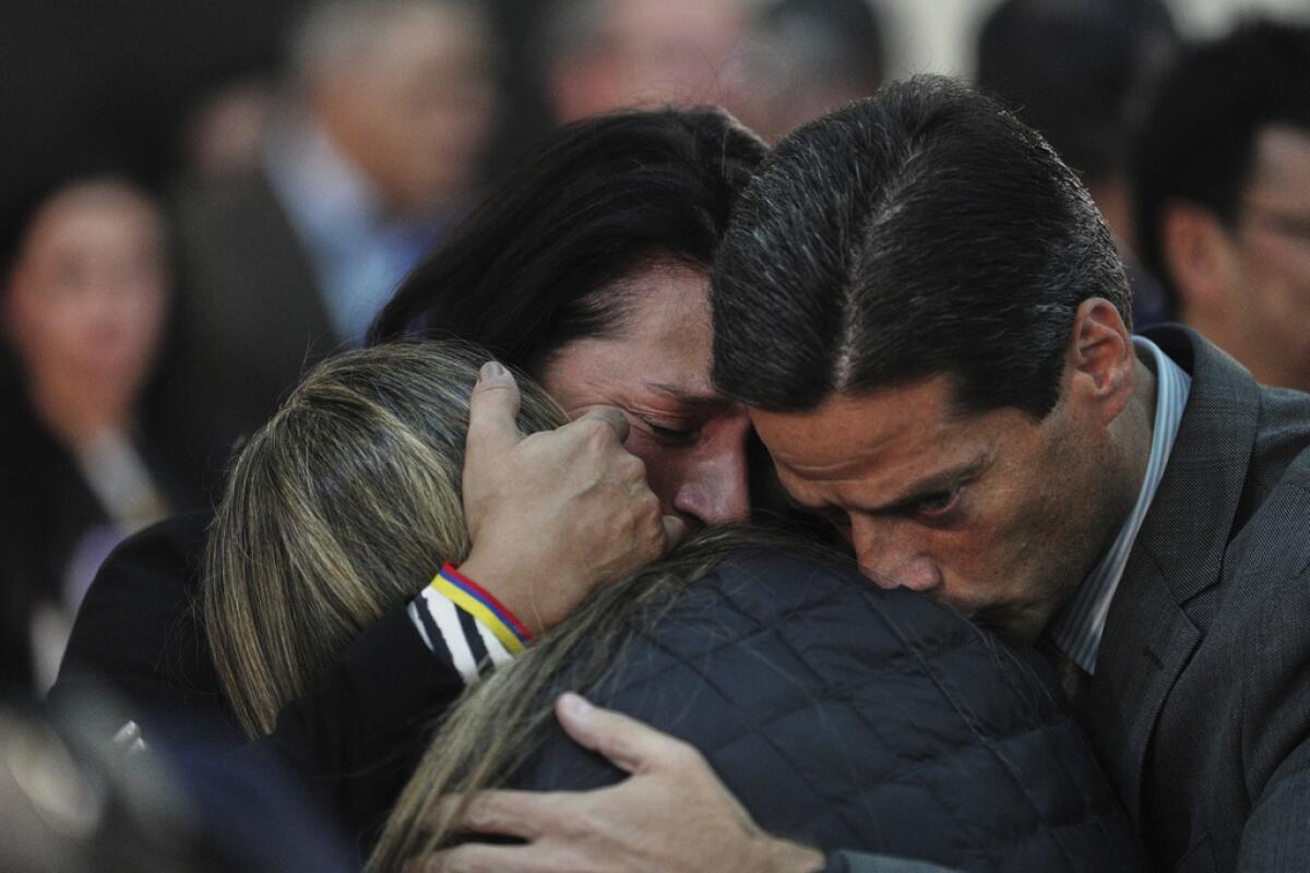 La gente se abraza durante una misa