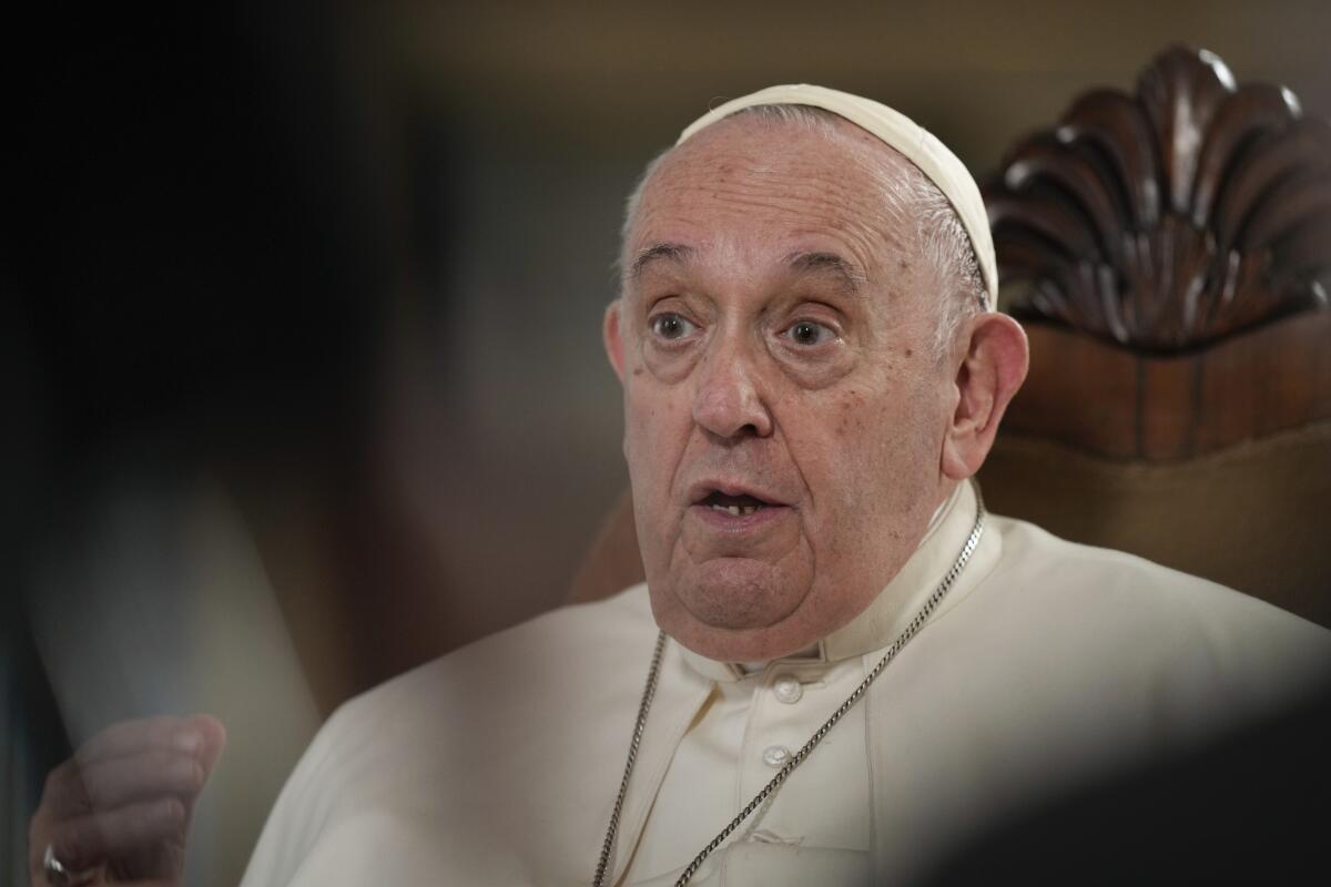 El papa Francisco habla durante una entrevista con The Associated Press en el Vaticano,