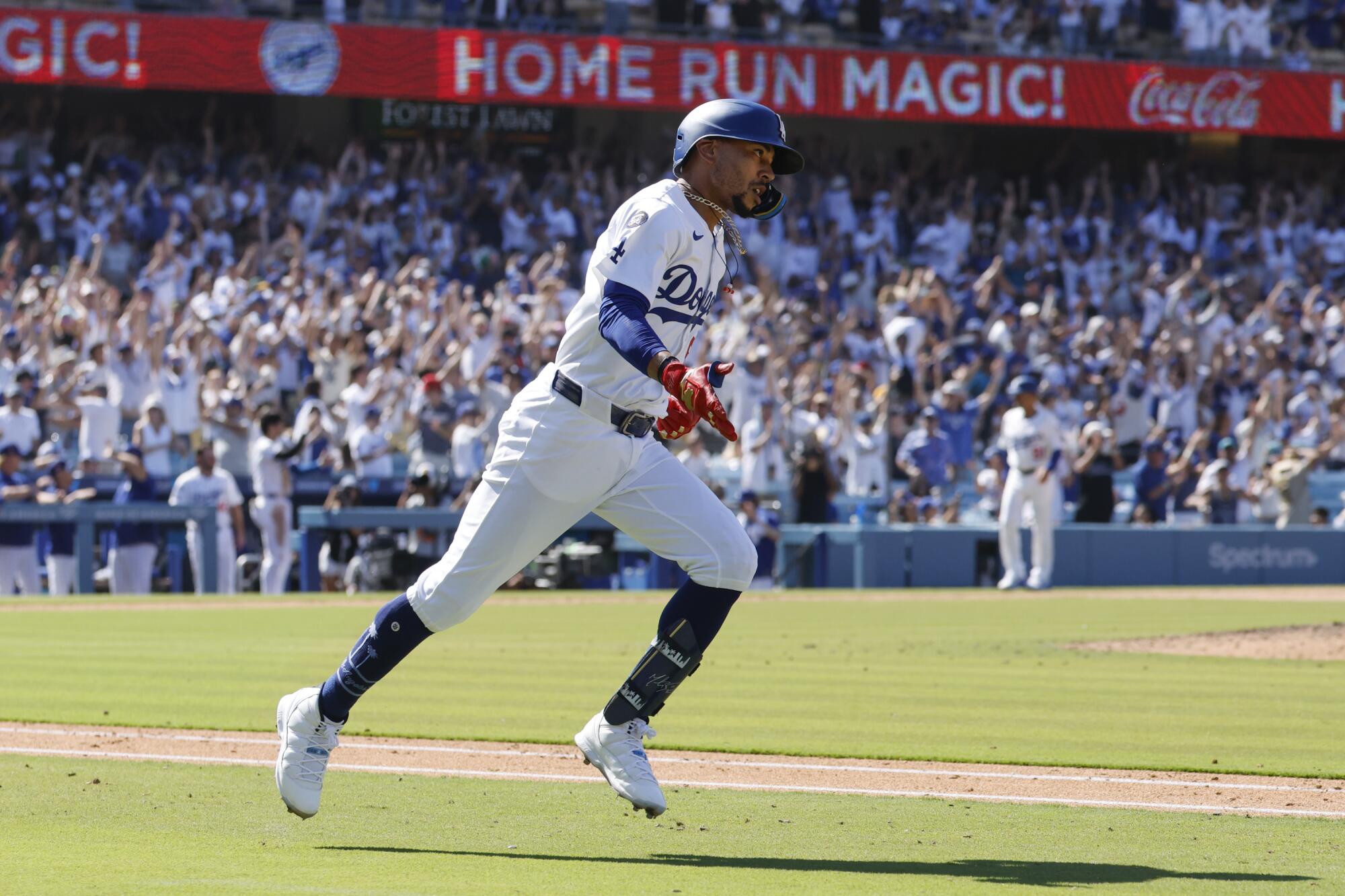 Mookie Betts dirige las bases después de golpear un jonrón en solitario en la octava entrada para los Dodgers contra los Padres el domingo.