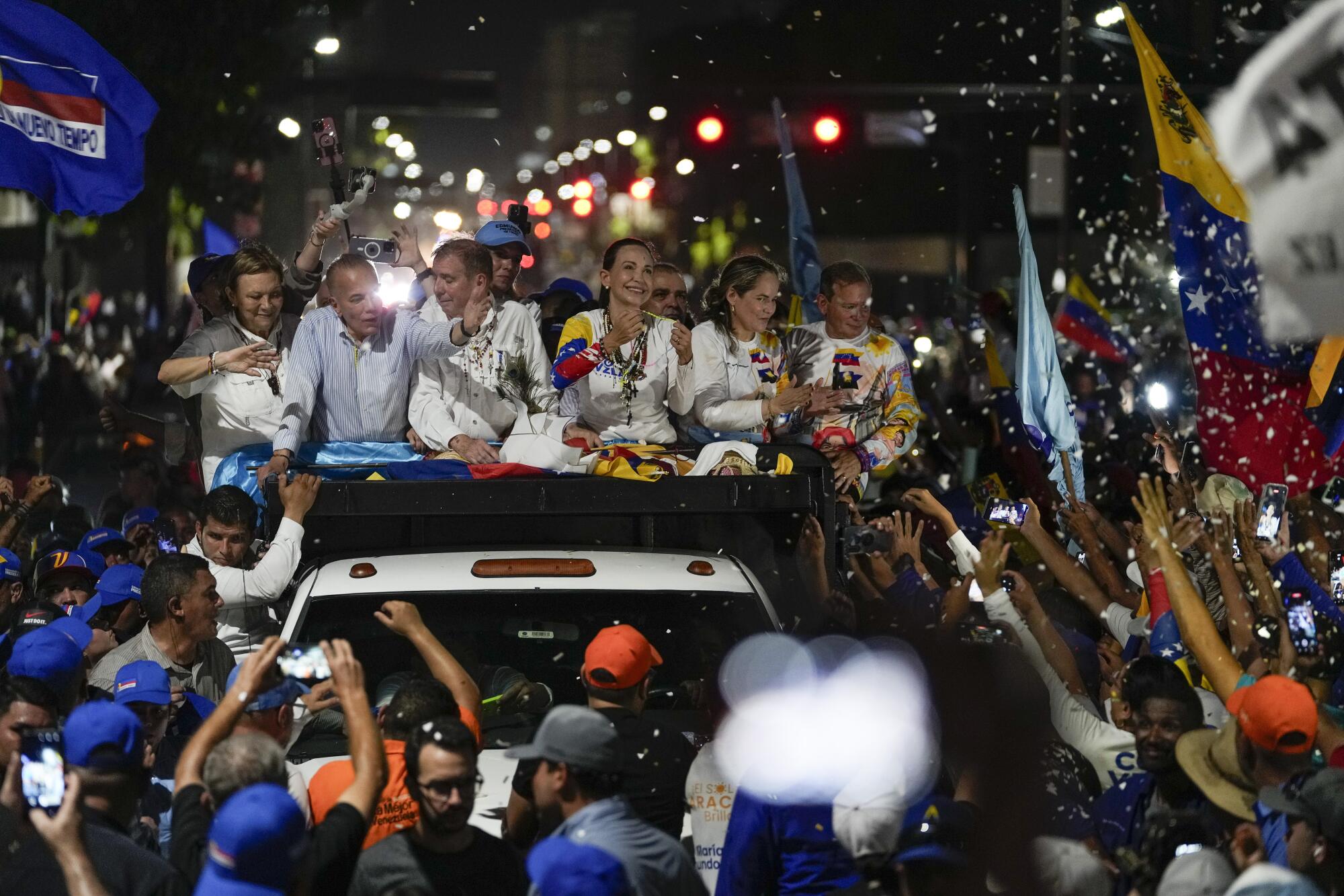 El candidato presidencial de Venezuela Edmundo González, al centro a la izquierda, y la líder opositora María Corina Machado