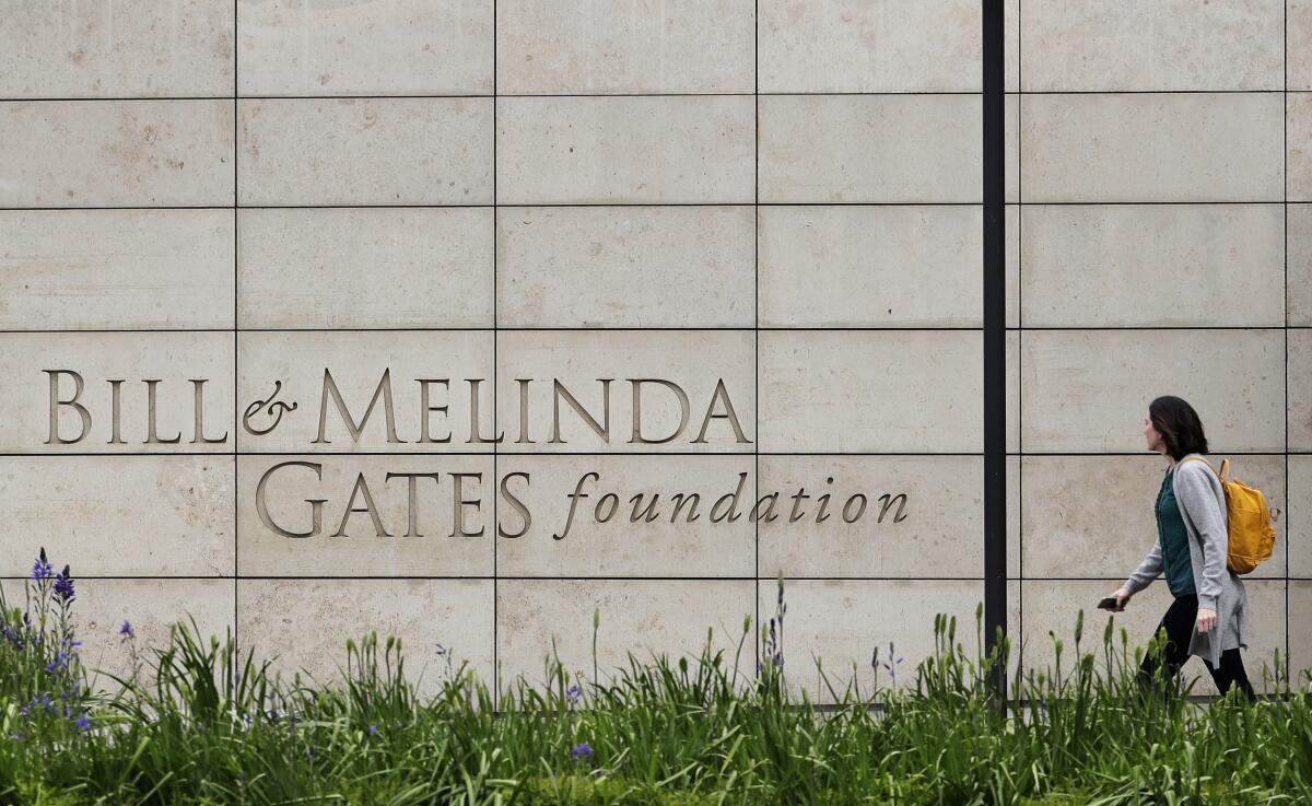 ARCHIVO - Una persona camina por la sede de la Fundación Bill y Melinda Gates el 27 de abril de 2018, en Seattle. 