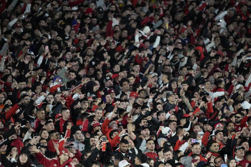 Hinchas del club argentino River Plate previo al partido contra Talleres de Córdoba por los octavos de final de la Copa Libertadores, el miércoles 21 de agosto de 2024, en Buenos Aires. (AP Foto/Natacha Pisarenko)