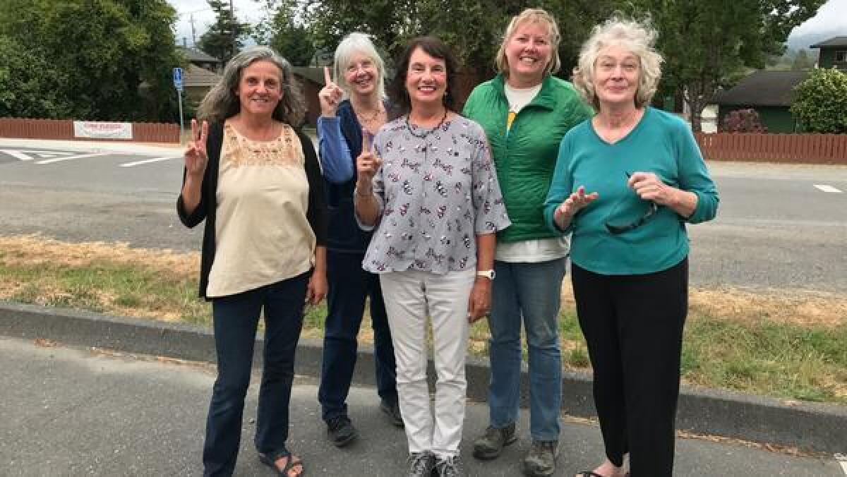 Desde la izquierda: Elizabeth Mackay, Jean Lynch, la alcaldesa Adelene Jones, Summer Daugherty y Bobbi Ricca conforman el Ayundamiento de Blue Lake, en el condado de Humboldt.