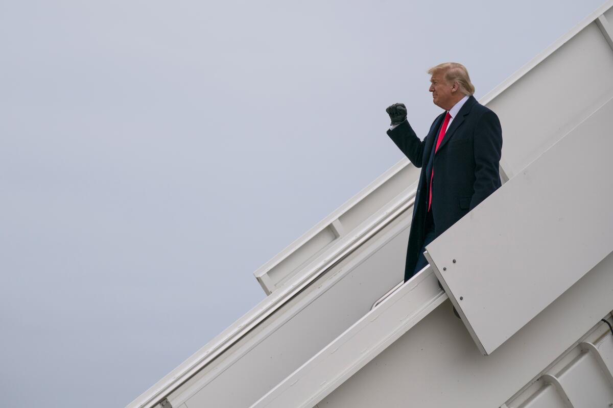 Trump walks off Air Force One