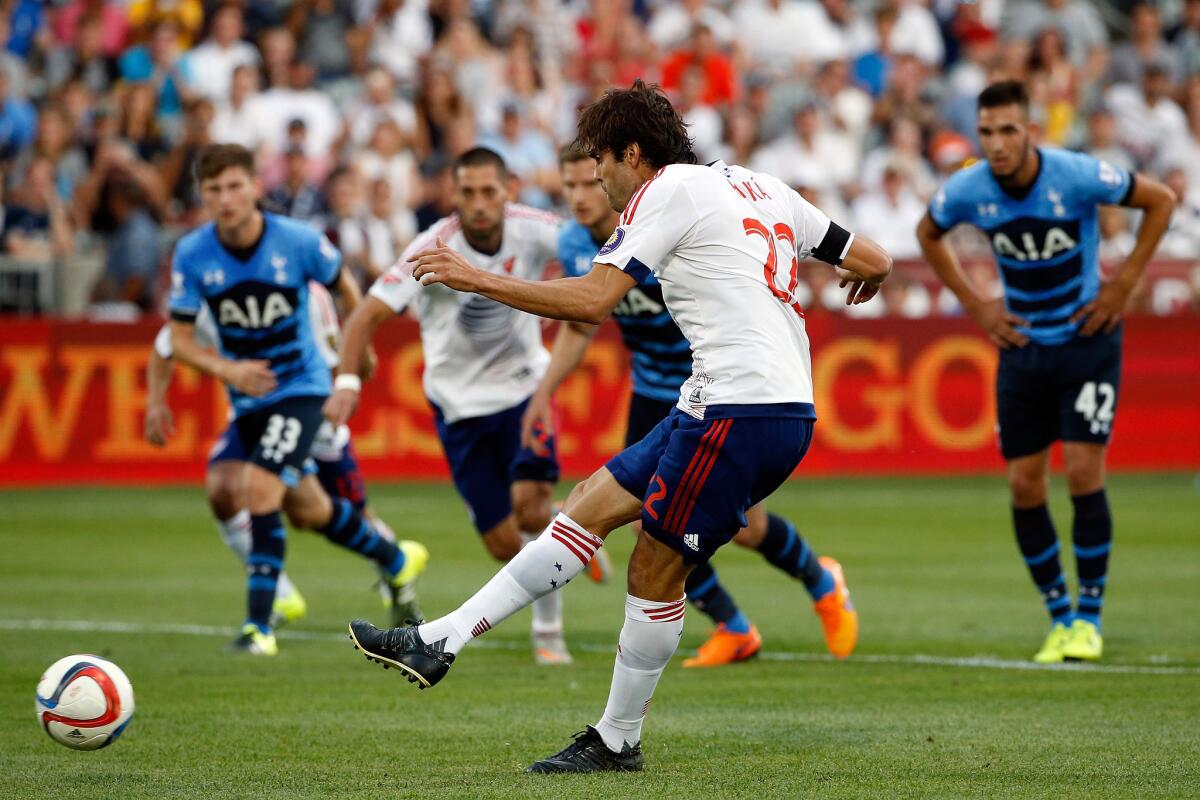 Kaka hizo un gol de penalti para el MLS All Stars sobre Tottenham.