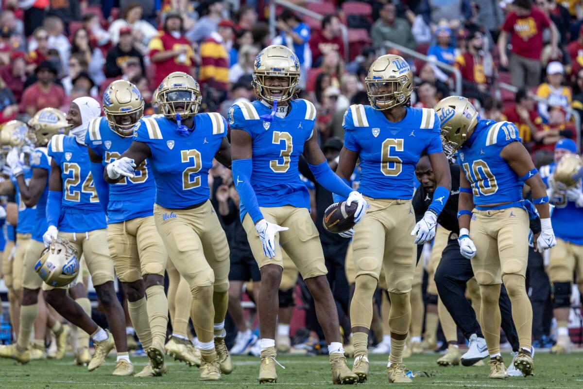 UCLA'nın köşe oyuncusu Devin Kirkwood (3), USC oyun kurucusu Caleb Williams'ın pasını yakaladıktan sonra kutlama yapıyor.