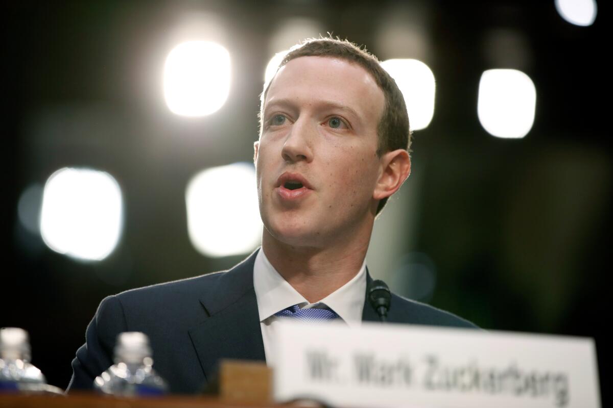 ARCHIVO - El director general de Facebook, Mark Zuckerberg, testifica ante una sesión conjunta 