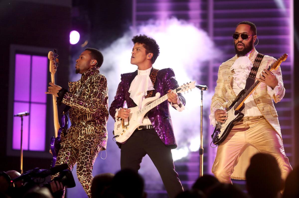 Bruno Mars en el tributo a Prince.