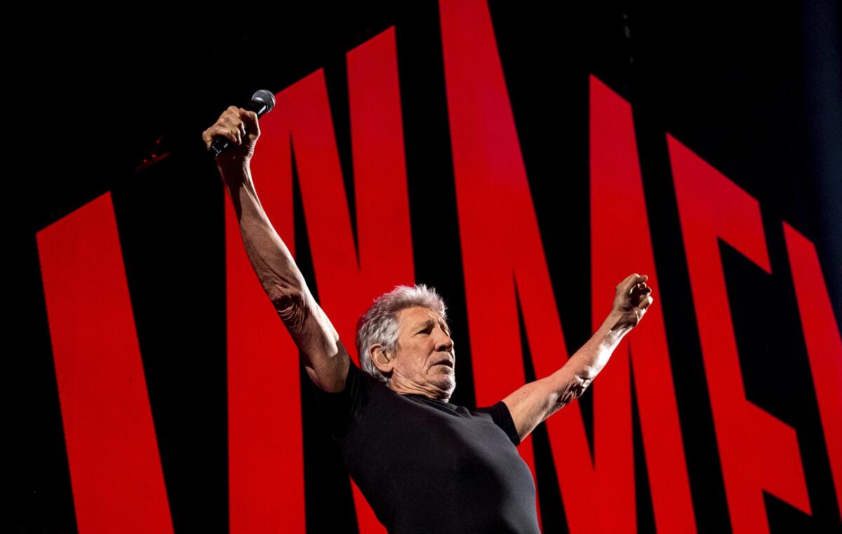ARCHIVO - Roger Waters se presenta en el Barclays Arena de Hamburgo, Alemania, el 7 de mayo de 2023