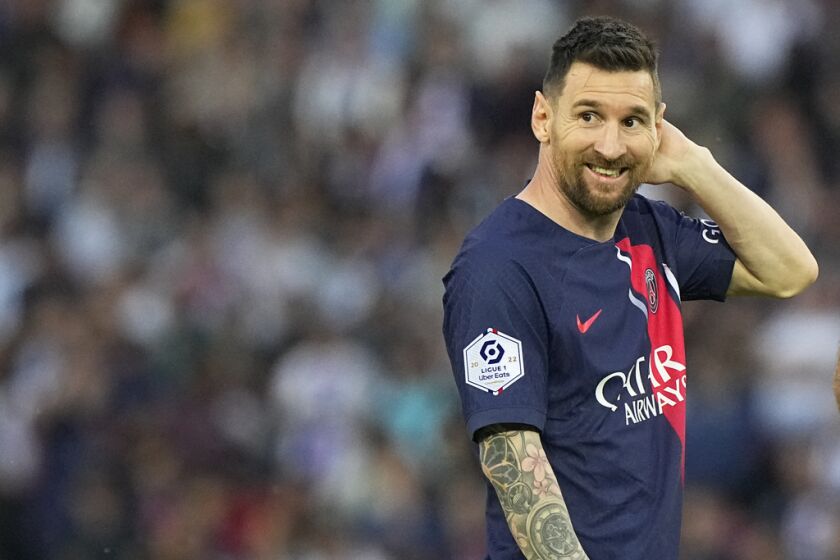 Lionel Messi del PSG reacciona 