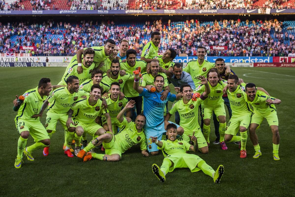 Los jugadores del Barcelona celebran la nueva coronación del equipo.