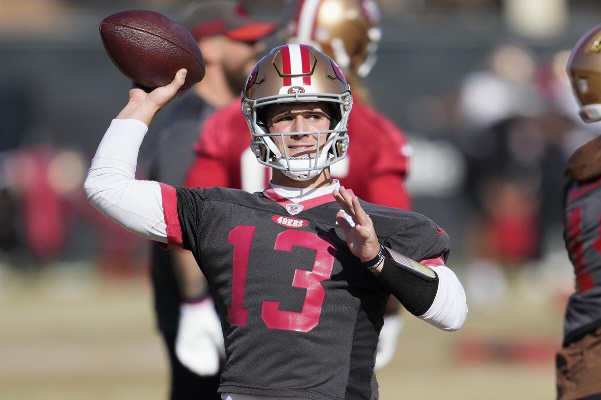 Brock Purdy, quarterback de los 49ers de San Francisco, lanza un pase durante una práctica en Santa Clara
