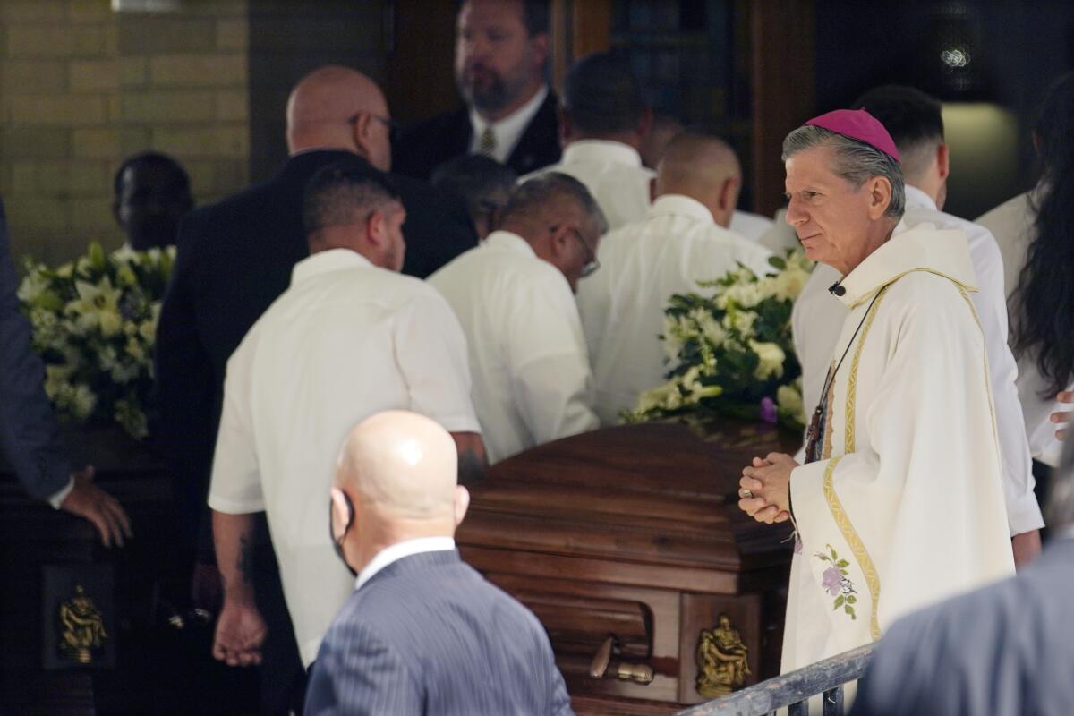 Los ataúdes de la profesora Irma Garcia y su esposo Joe Garcia en la iglesia católica del Sagrado Corazón