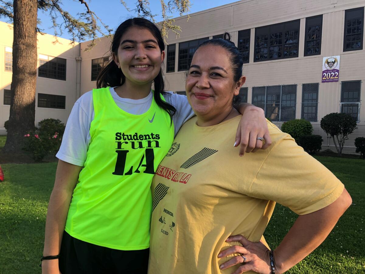 Rachel (izq.) y Carmen Romero correrán su quinto maratón juntas, y la última como estudiante de Bell High para Rachel.
