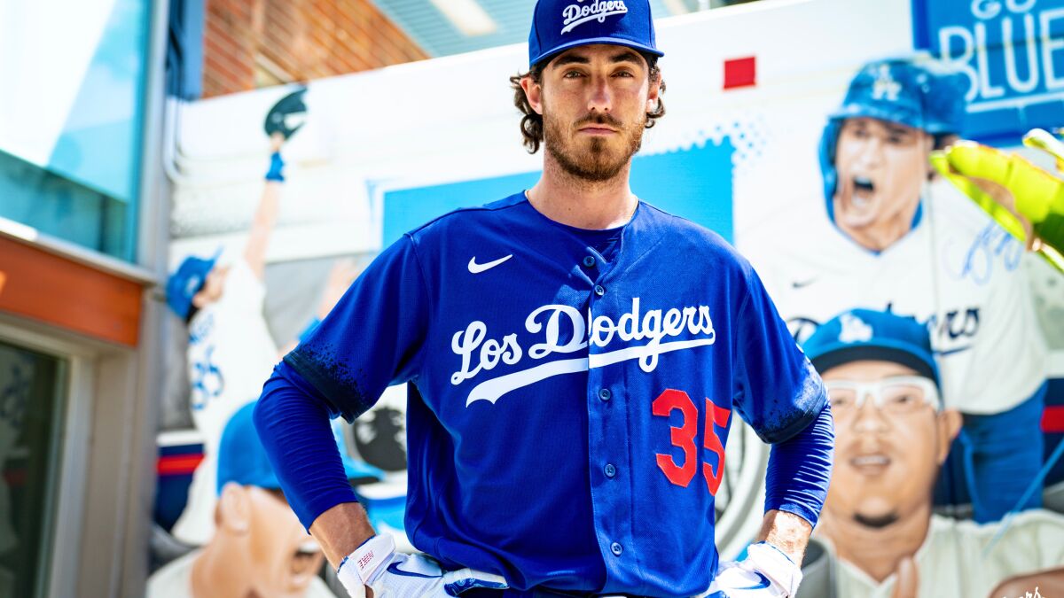 Grave Esquivar Destreza Presentando a 'Los Dodgers', vestidos de azul de pies a cabeza - Los  Angeles Times
