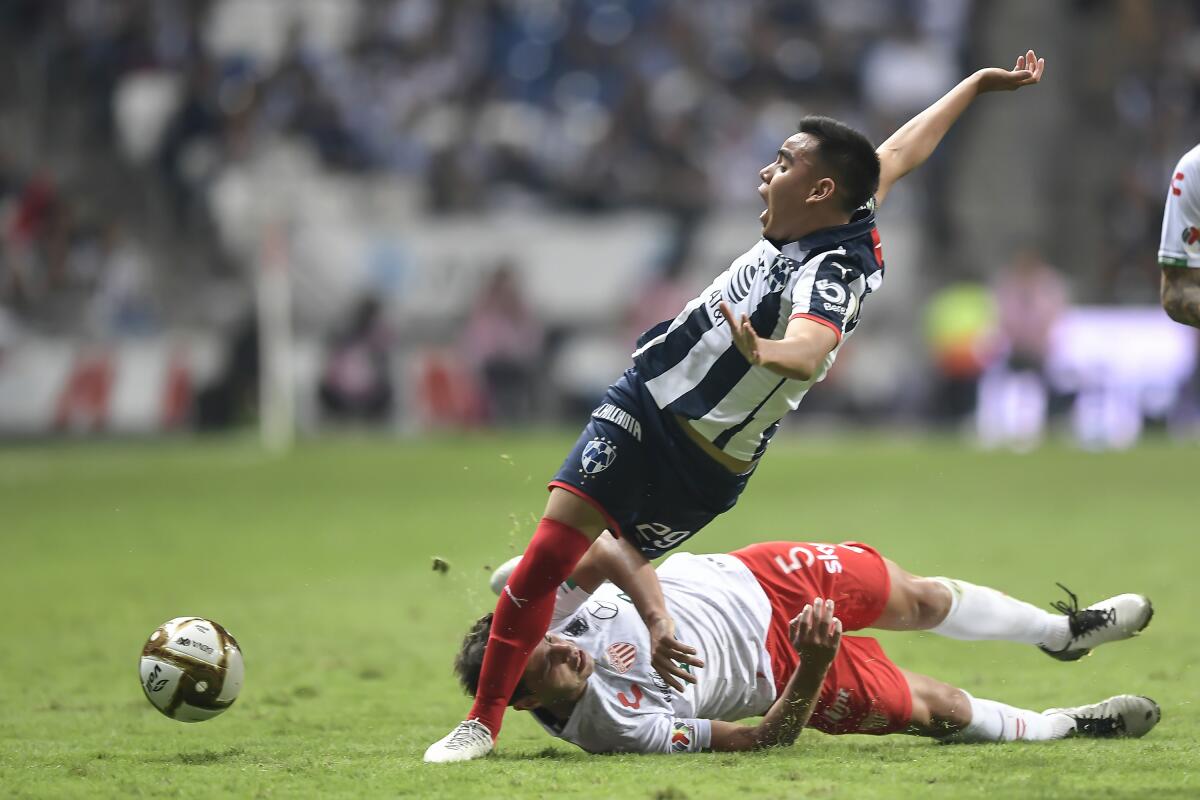 MONTERREY, MEXICO - DECEMBER 04: Carlos Rodríguez, #29 of Monterrey, fights for the ball with Fernando Meza #5 of Necaxa, during the Semifinals first leg match between Monterrey and Necaxa as part of the Torneo Apertura 2019 Liga MX at BBVA Stadium on December 04, 2019 in Monterrey, Mexico. (Photo by Azael Rodriguez/Getty Images) *** BESTPIX *** ** OUTS - ELSENT, FPG, CM - OUTS * NM, PH, VA if sourced by CT, LA or MoD **