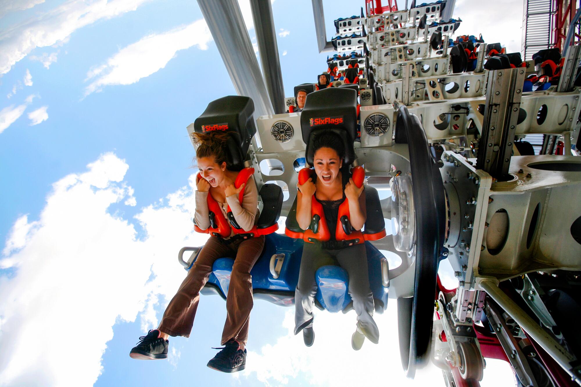 Un vista de la montaña rusa X2 en Six Flags Magic Mountain.