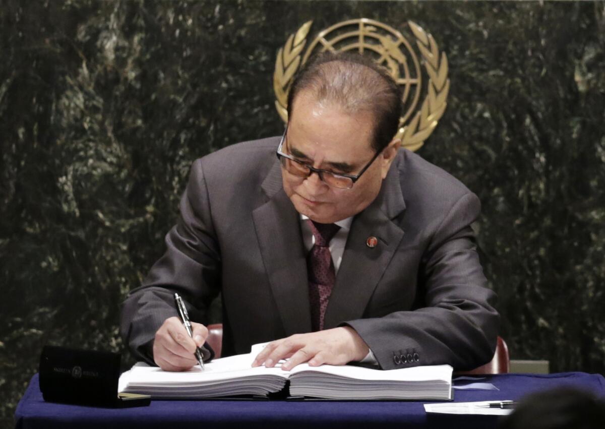 El canciller norcoreano Ri Su Yong firma el Tratado de París sobre cambio climático, en la ONU, viernes 22 de abril de 2016. (AP Foto/Mark Lennihan)