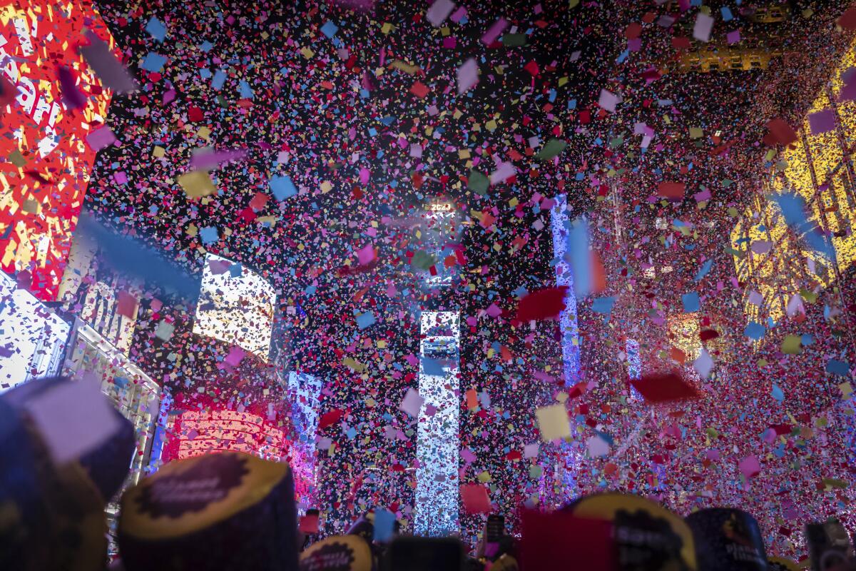 Times Square se llena de confeti para recibir el año nuevo, en Nueva York, el 1 de enero de 2023. 