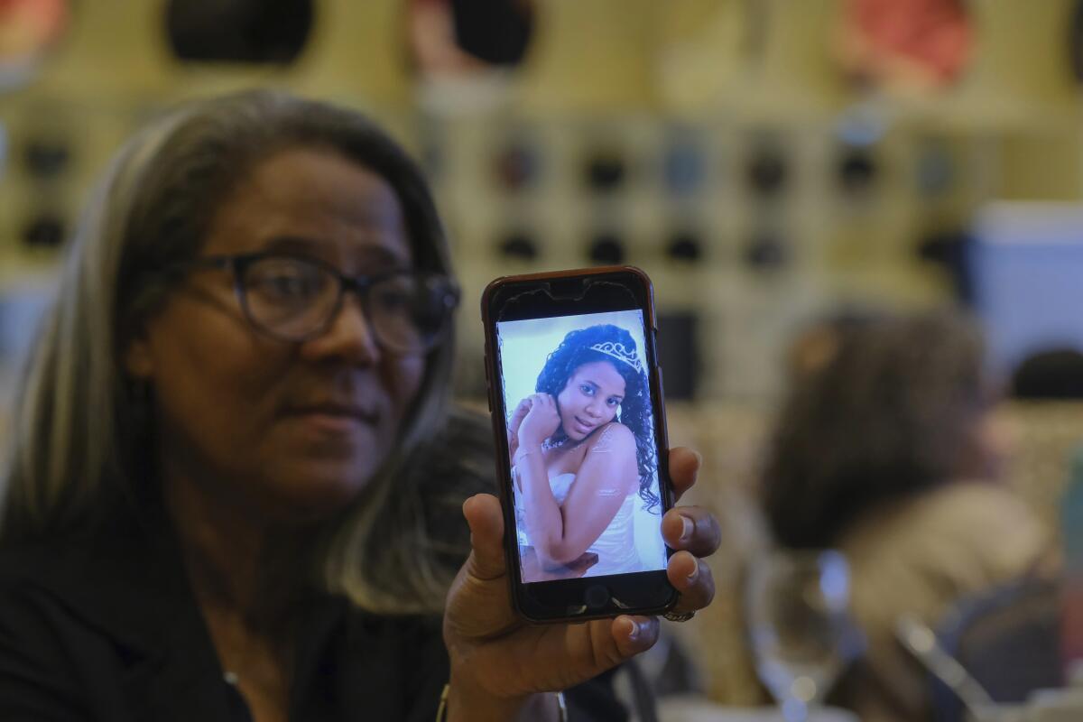 Rosa Hernández muestra una foto de su difunta hija Rosaura Almonte en Santo Domingo, República Dominicana.