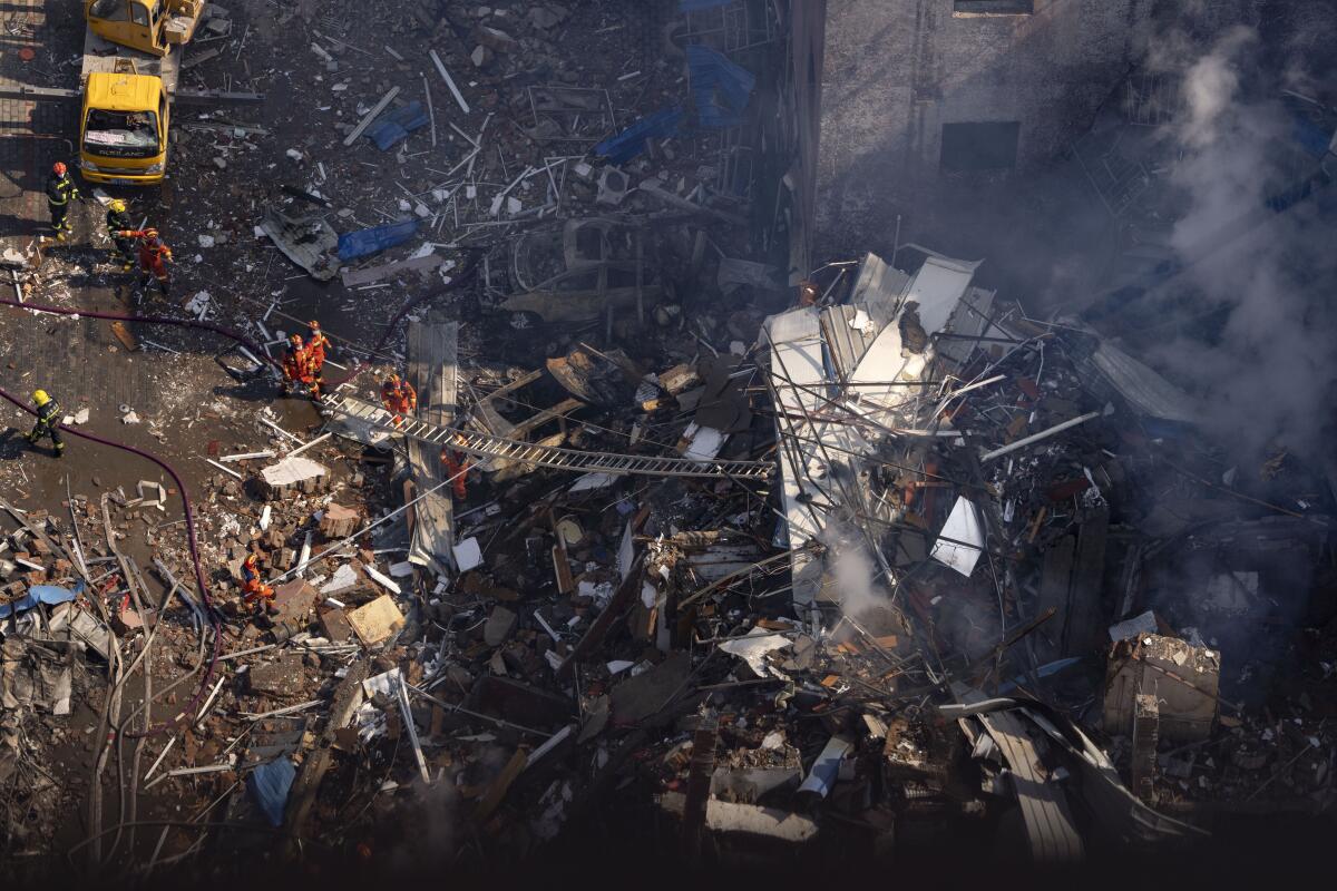 Bomberos trabajan en la escena de una explosión en la ciudad de Sanhe, en la provincia de Hebei, China.
