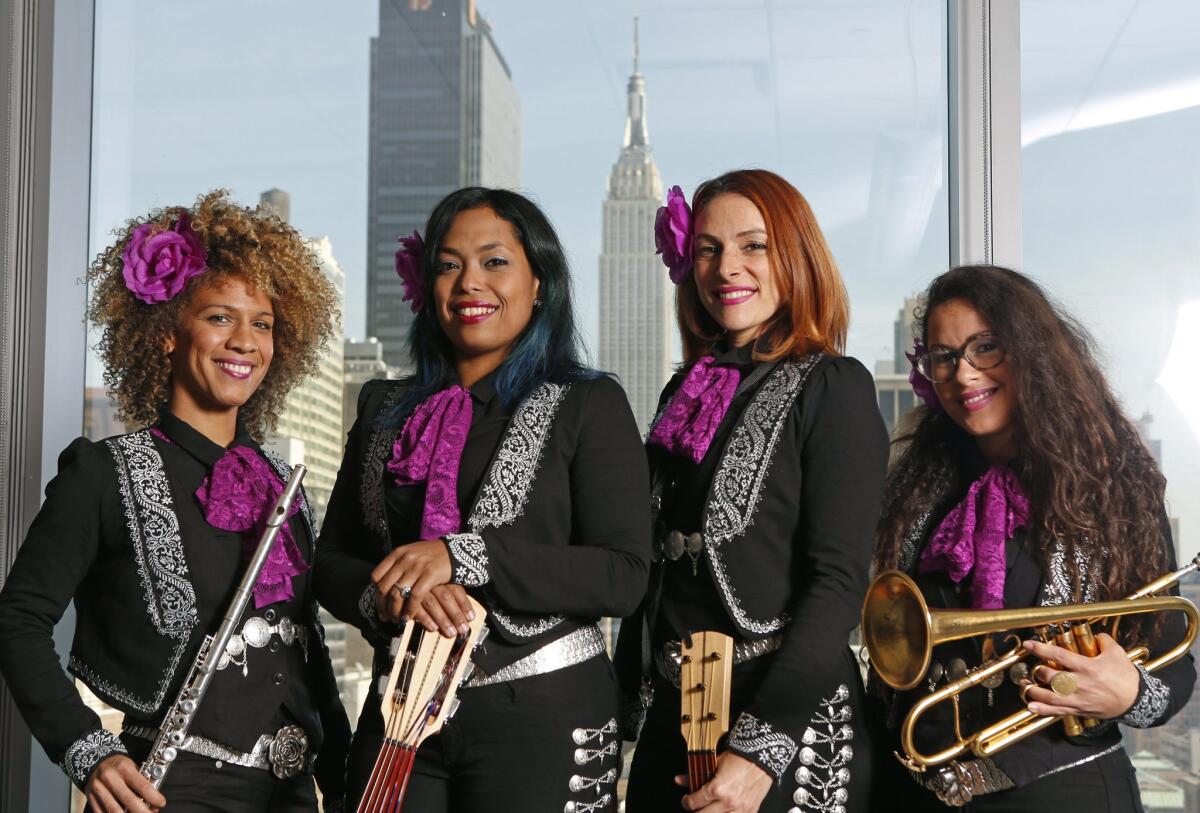 Cuatro de las ocho miembros de la banda Mariachi Flor de Toloache, desde la izquierda, Domenica Fossati, Mireya Ramos, Shae Fiol y Julie Acosta en Nueva York.