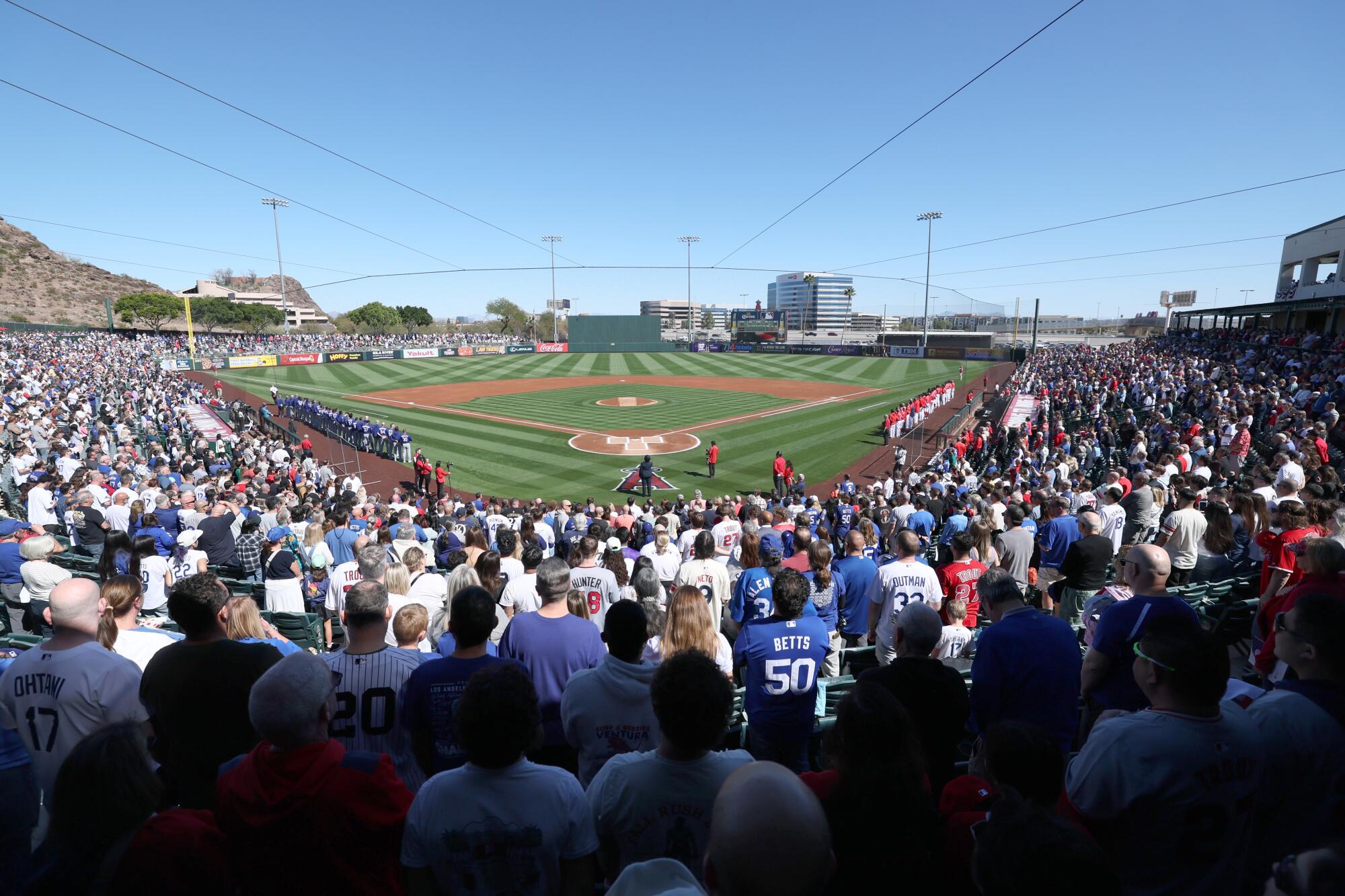 ইয়োশিনোবু ইয়ামামোটো ডজার্সের ক্যাকটাস লিগ ওপেনারের সময় কাজ শুরু করেন যখন ডব্লিউবিসি এগিয়ে আসছে ইয়োশিনোবু ইয়ামামোটো ডজার্সের ক্যাকটাস লিগ ওপেনারের সময় কাজ শুরু করেন যখন ডব্লিউবিসি এগিয়ে আসছে