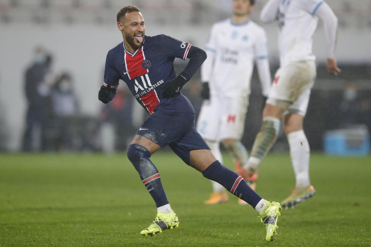 Neymar celebra tras anotar el segundo gol del Paris Saint-Germain en el triunfo 2-1 ante el Marsella.