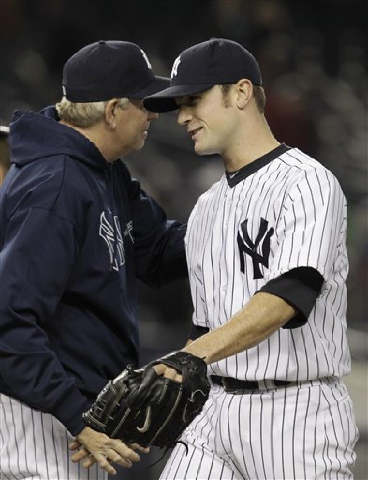 Former New York Yankees catcher Joe Girardi, right, shakes hands