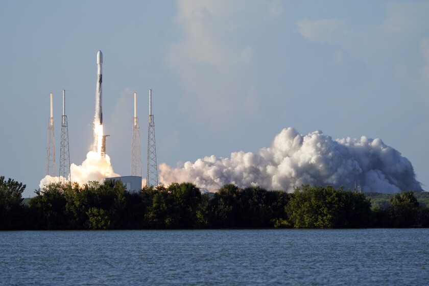 Un cohete Falcon 9 de SpaceX con una sonda lunar surcoreana despega desde el complejo de lanzamiento.