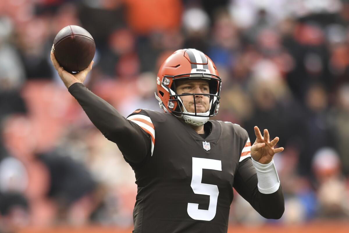 Cleveland Browns quarterback Case Keenum throws against the Cincinnati Bengals.