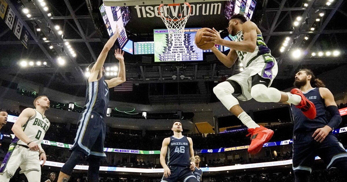 Giannis lleva a los Bucks a vencer a los Grizzlies, 126-114