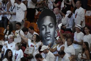 Los seguidores del Heat de Miami muestran una gran efigie de Jimmy Butler durante el tercer partido de las Finales de la NBA ante los Nuggets de Denver, el miércoles 7 de junio de 2023 (AP Foto/Rebecca Blackwell)
