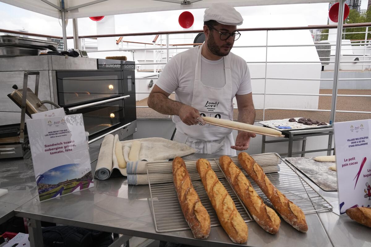 El panadero francés Tony Dore prepara baguettes como las que les ofrecerán a los deportistas 