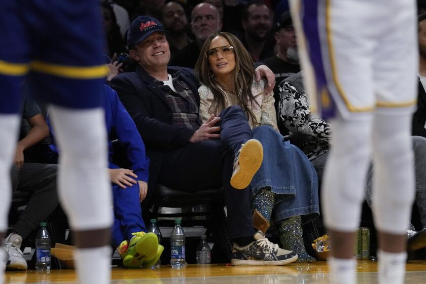 ARCHIVO - Ben Affleck y Jennifer López miran un partido de baloncesto de la NBA entre los Warriors de Golden State y los Lakers de Los Angeles en Los Ángeles, el 16 de marzo de 2024. (Foto AP/Ashley Landis, archivo)