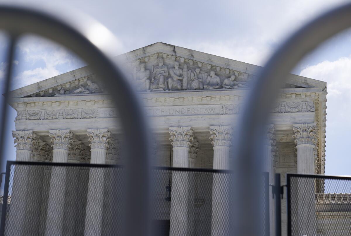 Esta fotografía muestra la fachada de la Corte Suprema de Estados Unidos, el lunes 13 de junio de 2022, 