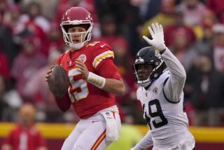 Patrick Mahomes (15), quarterback de los Chiefs de Kansas City, trabaja bajo presión de Arden Key (49), de los Jaguars de Jacksonville, durante la primera mitad del juego de la ronda divisional de los playoffs de la NFL, el sábado 21 de enero de 2023, en Kansas City, Missouri. (AP Foto/Charlie Riedel)