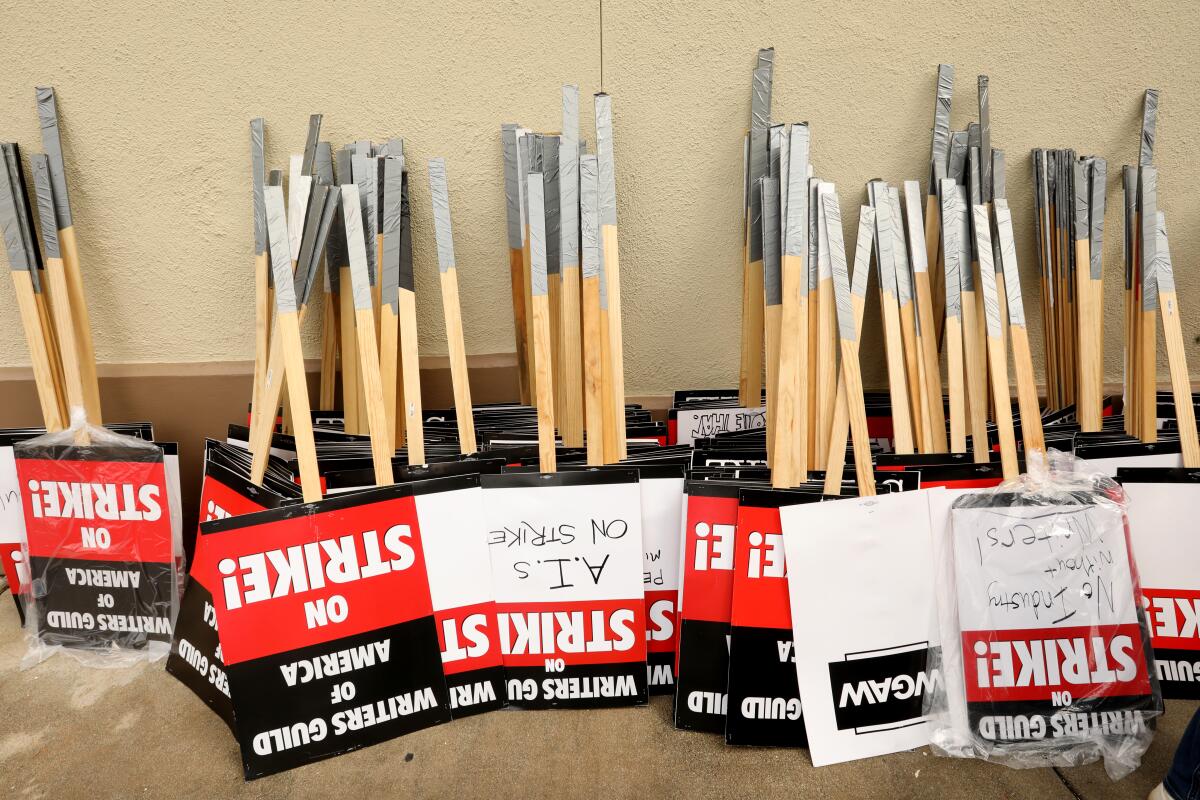 Crateles utilizados en los piquetes de la huelga del Writers Guild of America.