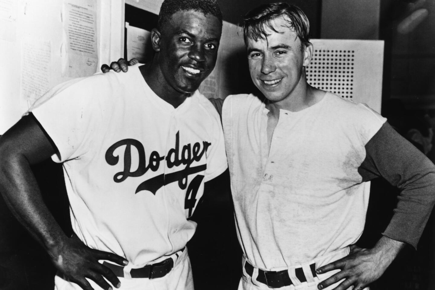 Monument depicting Brooklyn Dodgers Pee Wee Reese and Jackie