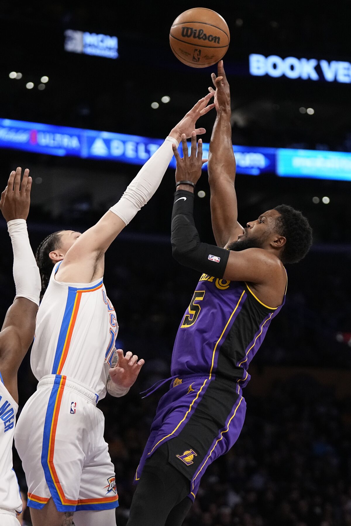 Lakers guardı Malik Beasley, ilk yarıda Thunder forveti Lindy Waters III üzerinden şut çekiyor.