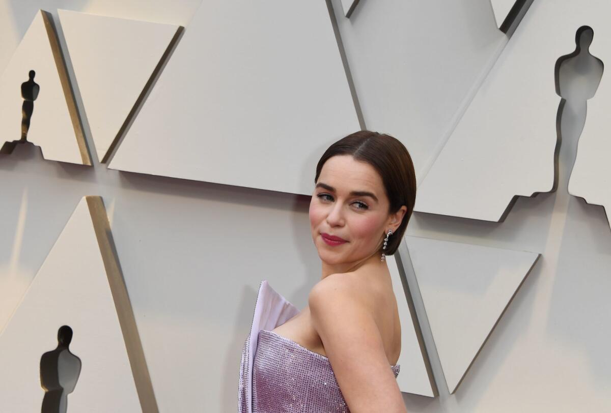 Emilia Clarke se hace presente en la gala.