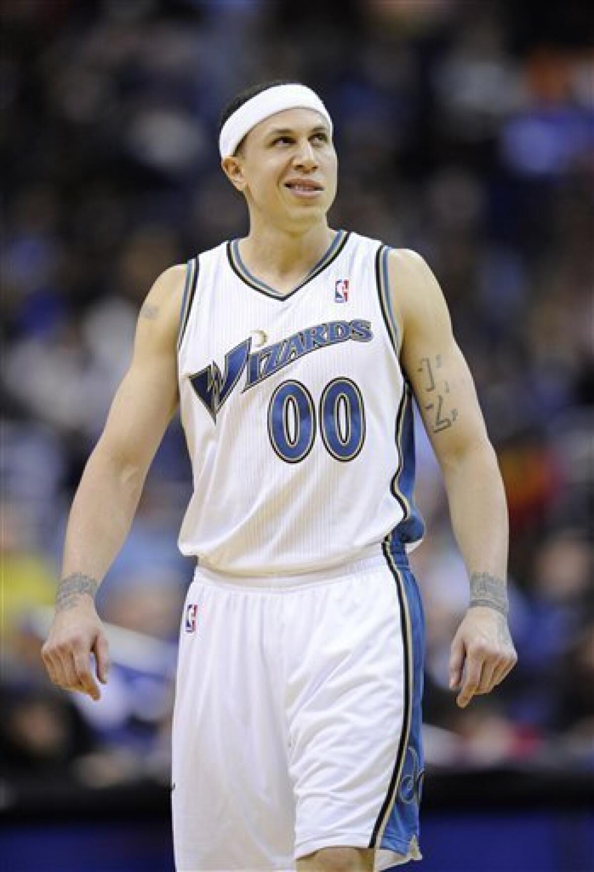 Former NBA guard Mike Bibby is suddenly gigantic, and Twitter has