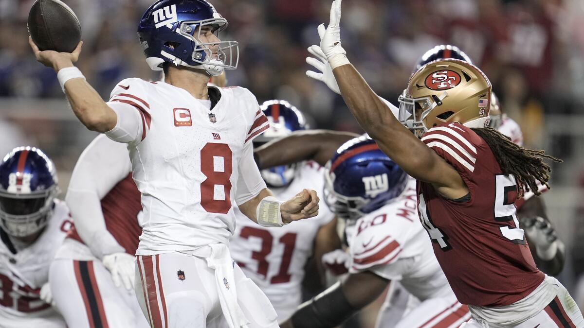 Seattle Seahawks vs. New York Giants Start 'Em, Sit 'Em: Players To Target  Include Geno Smith, Daniel Jones, Darren Waller, and Others