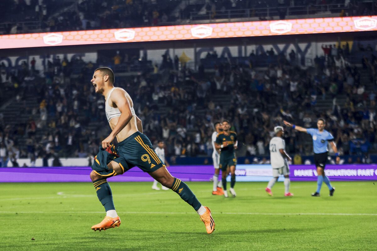Galaksi forveti Dejan Joveljic (solda), Pazar gecesi San Jose'ye karşı attığı golün ardından kutlama yapıyor.